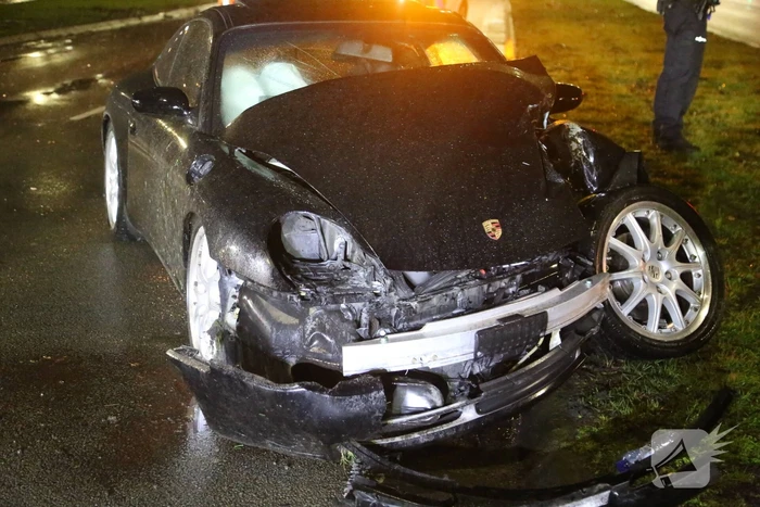 Porsche knalt frontaal tegen boom