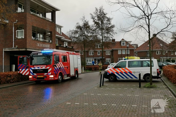 Auto vliegt in brand in parkeergarage