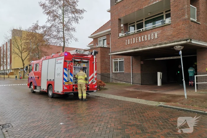 Auto vliegt in brand in parkeergarage