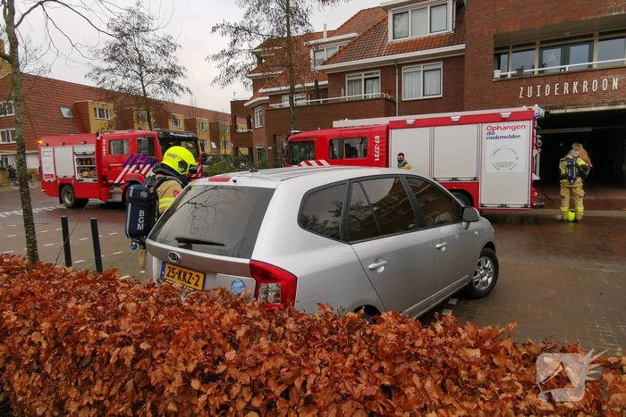 Auto vliegt in brand in parkeergarage