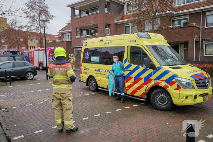 Auto vliegt in brand in parkeergarage