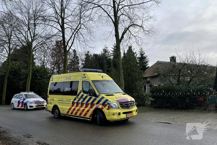 Man maakt lelijke val met elektrische fiets
