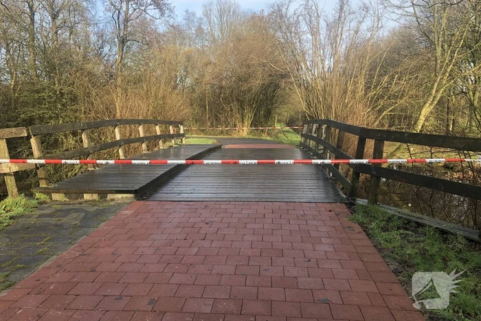 Twee personen gewond bij ongeval op gladde brug