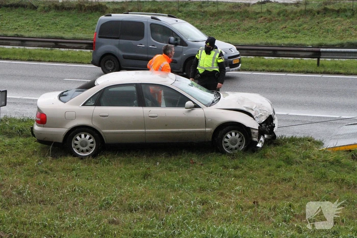 Auto ramt reclamebord in berm