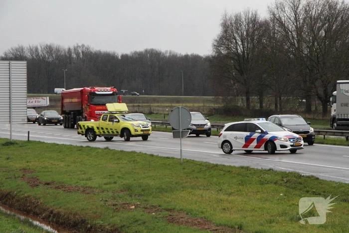 Auto ramt reclamebord in berm