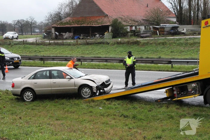 Auto ramt reclamebord in berm