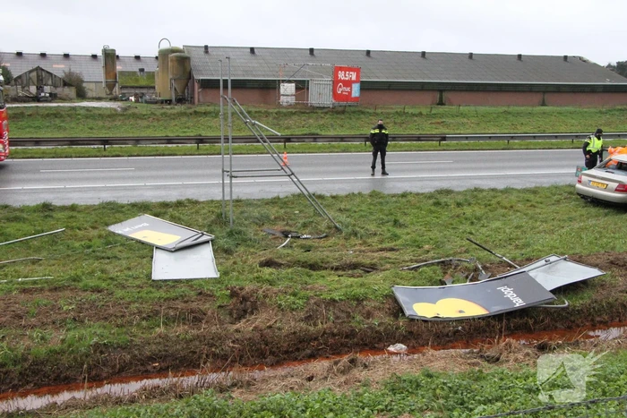 Auto ramt reclamebord in berm