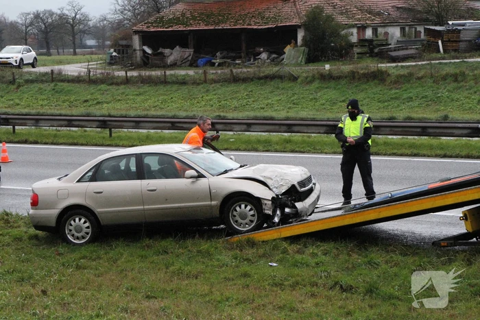 Auto ramt reclamebord in berm