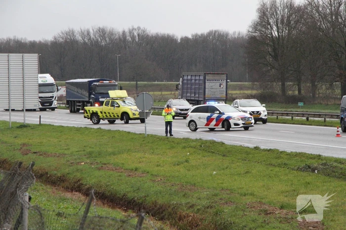 Auto ramt reclamebord in berm