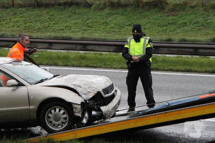 Auto ramt reclamebord in berm