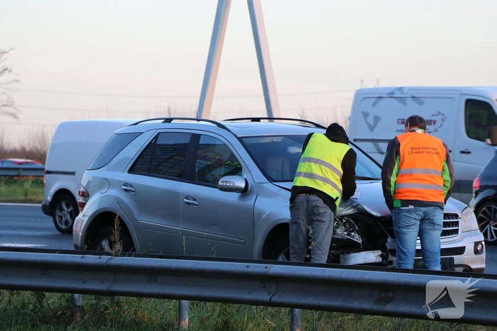 Verkeershinder na aanrijding tussen twee voertuigen