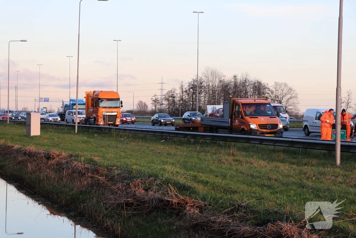 Verkeershinder na aanrijding tussen twee voertuigen