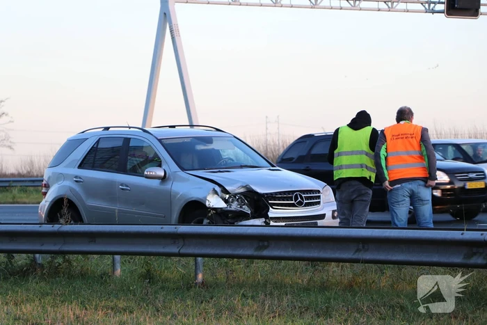 Verkeershinder na aanrijding tussen twee voertuigen