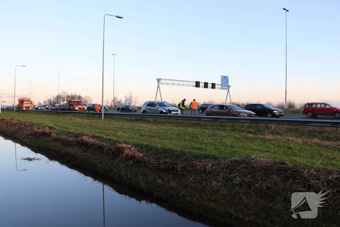 Verkeershinder na aanrijding tussen twee voertuigen