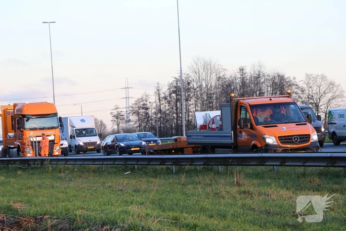 Verkeershinder na aanrijding tussen twee voertuigen
