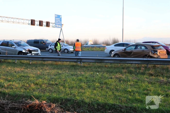 Verkeershinder na aanrijding tussen twee voertuigen