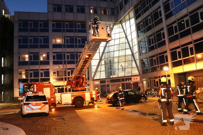 Omstander ziet rode gloed op dak van studentencomplex