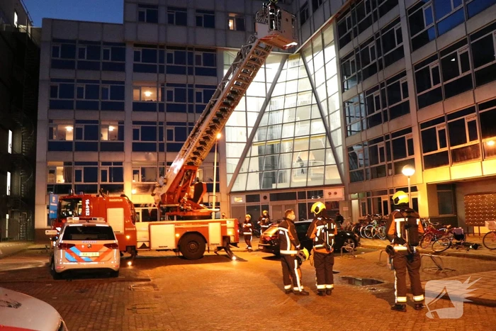 Omstander ziet rode gloed op dak van studentencomplex