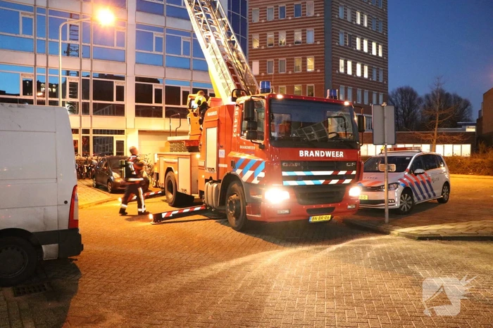 Omstander ziet rode gloed op dak van studentencomplex