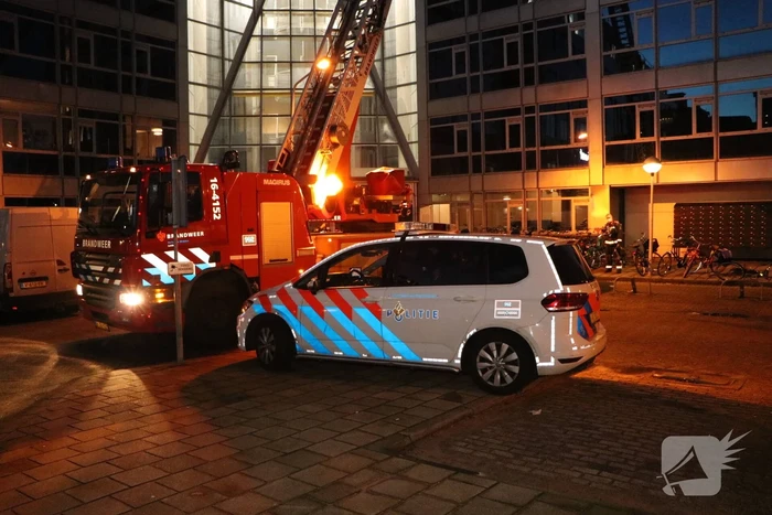 Omstander ziet rode gloed op dak van studentencomplex
