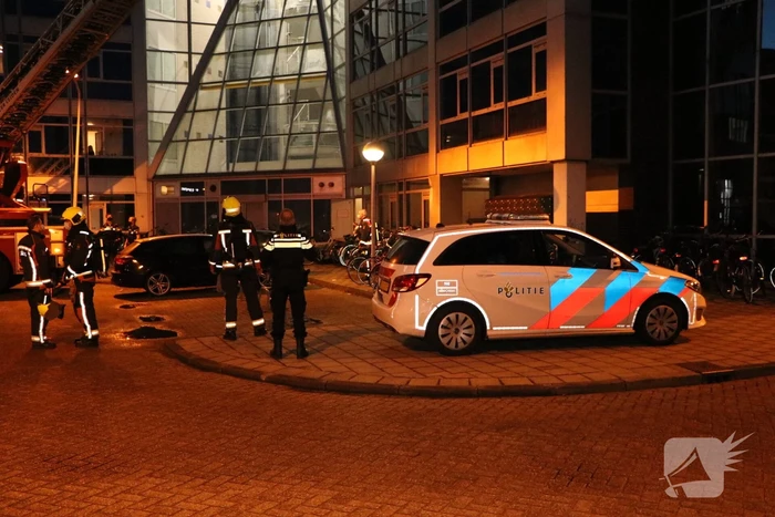 Omstander ziet rode gloed op dak van studentencomplex