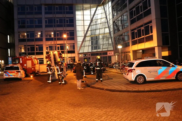 Omstander ziet rode gloed op dak van studentencomplex