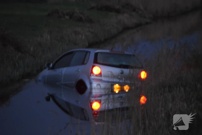 Auto belandt in sloot, bestuurder overleden