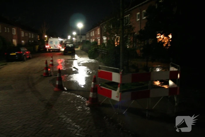 Straat onder water door gesprongen waterleiding