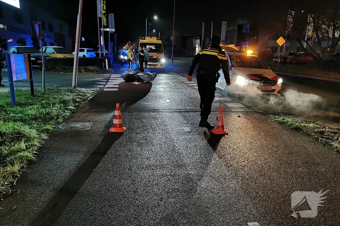 Scooterrijder knalt volop op auto