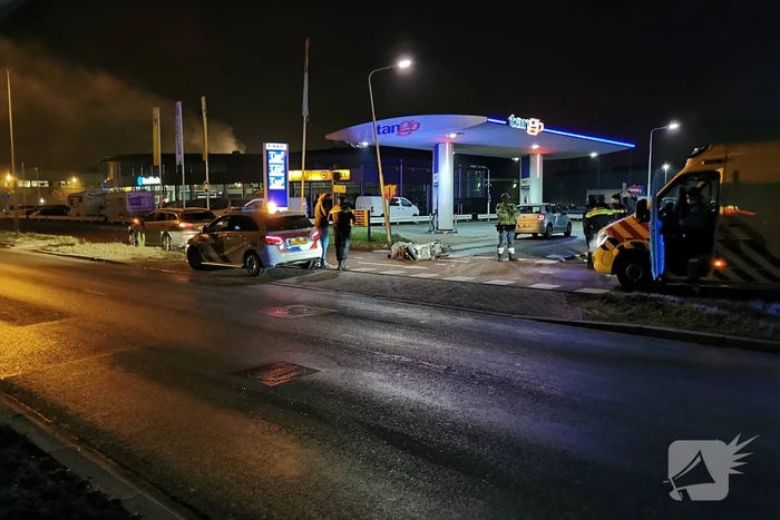 Scooterrijder knalt volop op auto