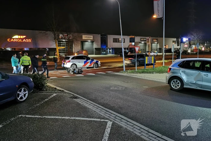 Scooterrijder knalt volop op auto