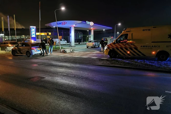 Scooterrijder knalt volop op auto