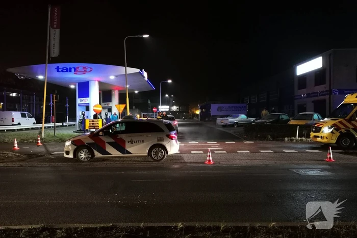 Scooterrijder knalt volop op auto