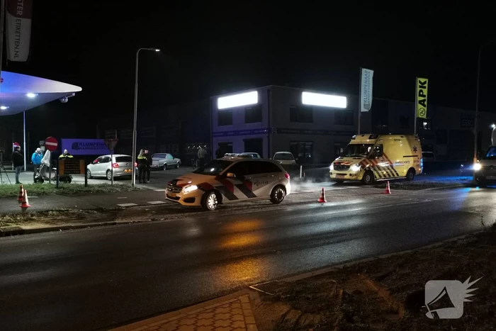 Scooterrijder knalt volop op auto