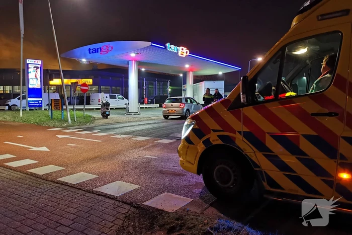 Scooterrijder knalt volop op auto