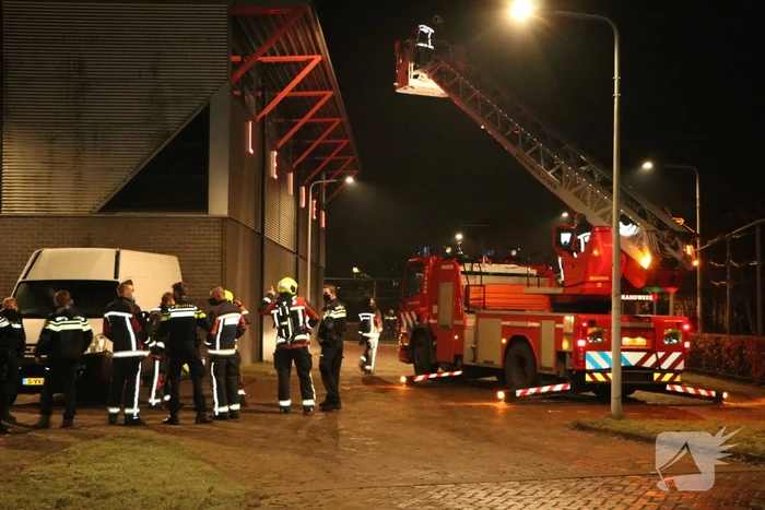 Brandweer doet onderzoek bij Turnhal