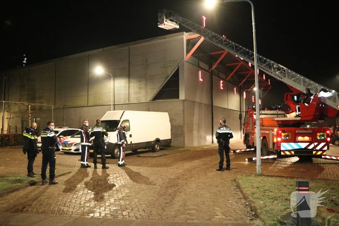 Brandweer doet onderzoek bij Turnhal