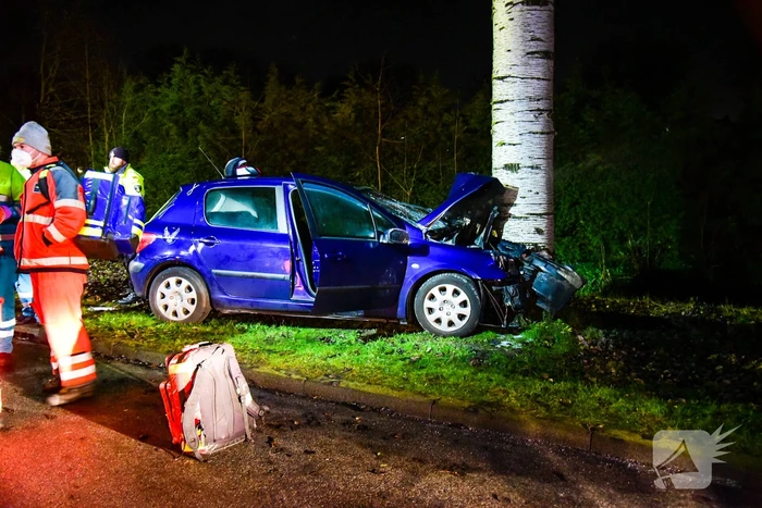 Bestuurder botst met auto frontaal op boom