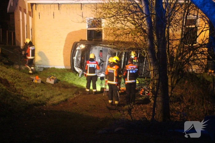 Bestuurder van dijk afgereden en tegen huis geknald