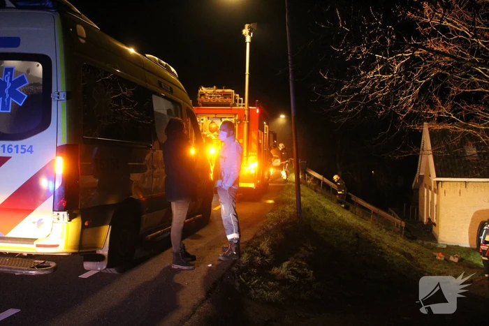 Bestuurder van dijk afgereden en tegen huis geknald