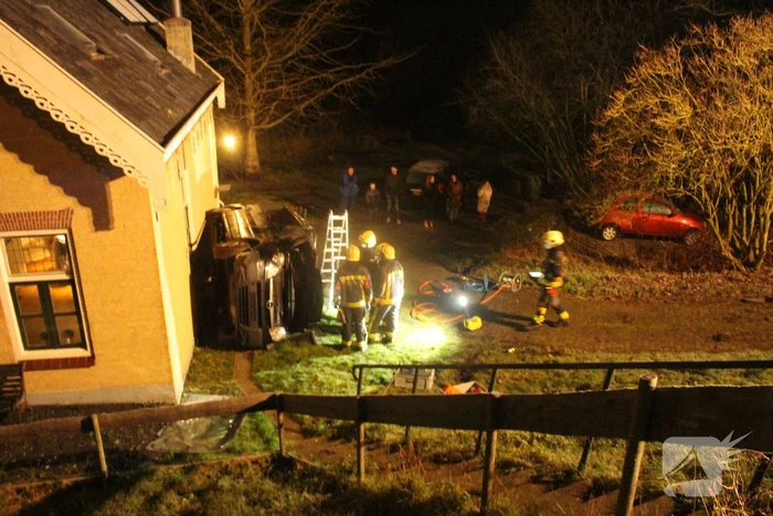 Bestuurder van dijk afgereden en tegen huis geknald