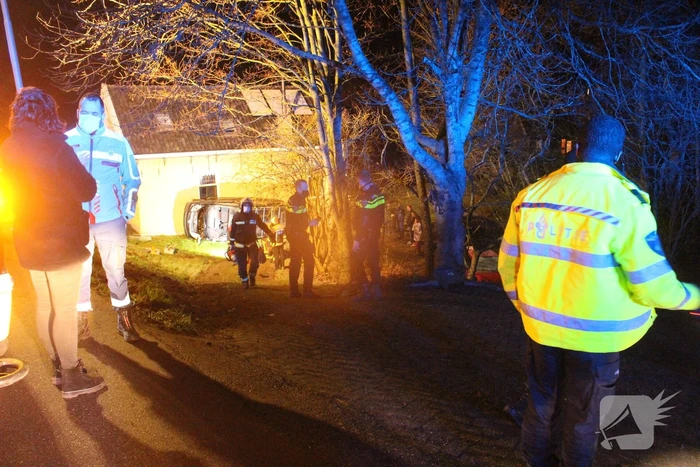 Bestuurder van dijk afgereden en tegen huis geknald