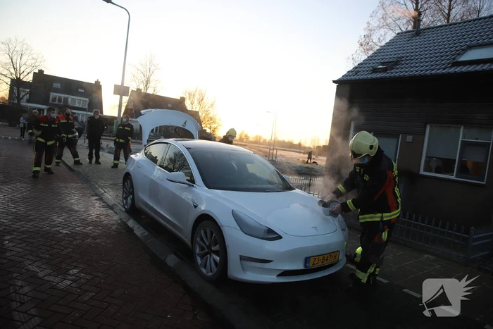 Rookontwikkeling bij auto van het merk Tesla