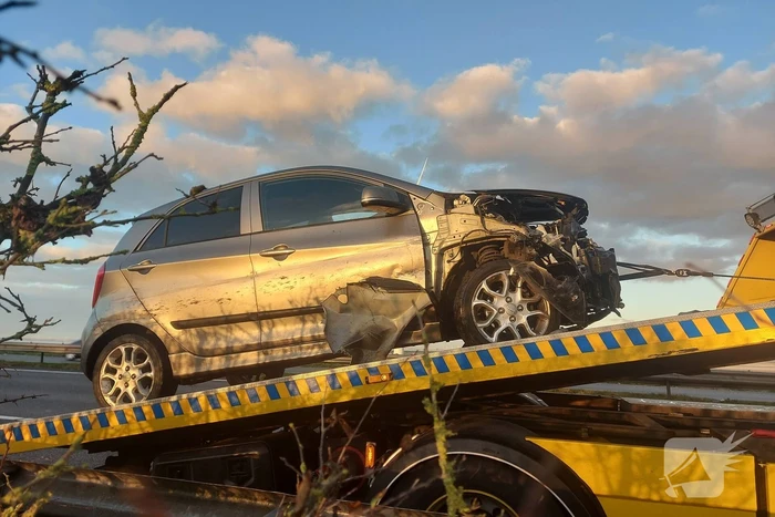 Auto tegen de vangrail door gladheid