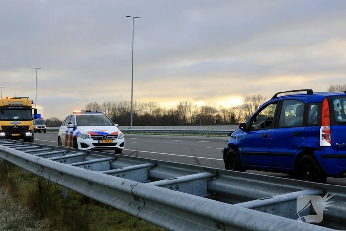 Automobilist raakt van de weg door gladheid