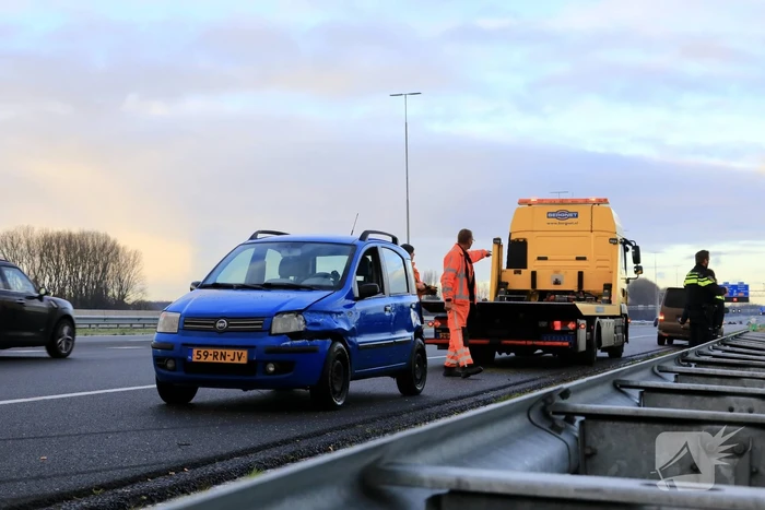 Automobilist raakt van de weg door gladheid