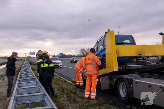Automobilist raakt van de weg door gladheid