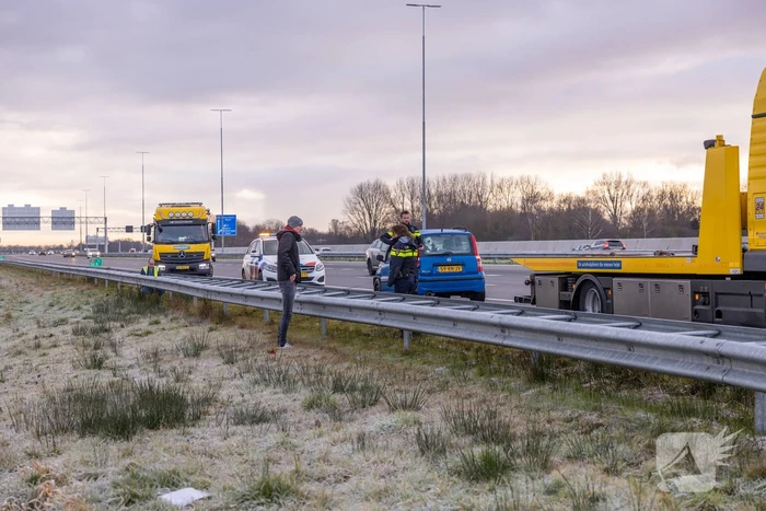 Automobilist raakt van de weg door gladheid