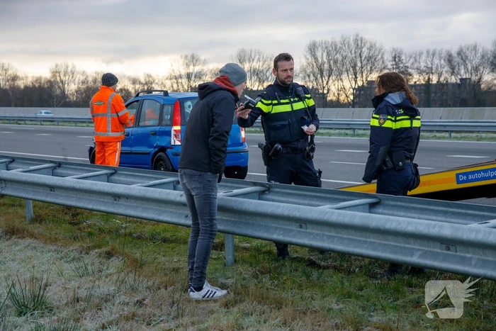 Automobilist raakt van de weg door gladheid