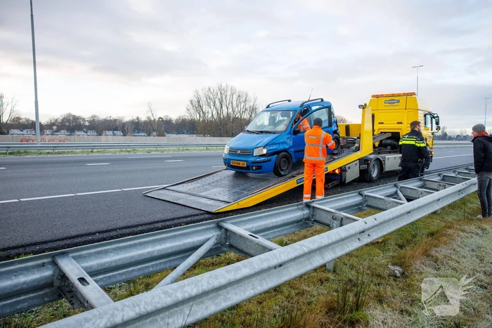 Automobilist raakt van de weg door gladheid
